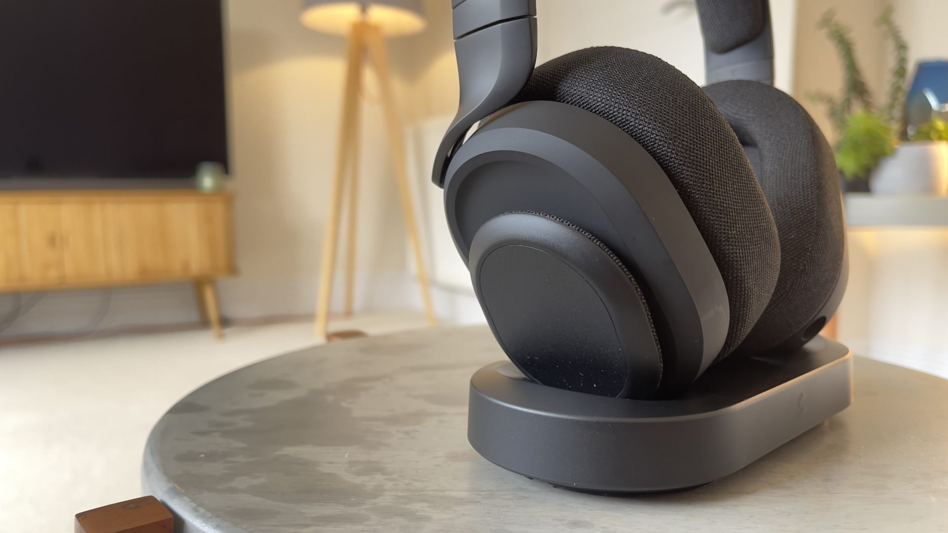 Обзор Fractal Scape - масса функций и цены в России картинка Игровая гарнитура Fractal Scape с док-станцией | DGL.RU