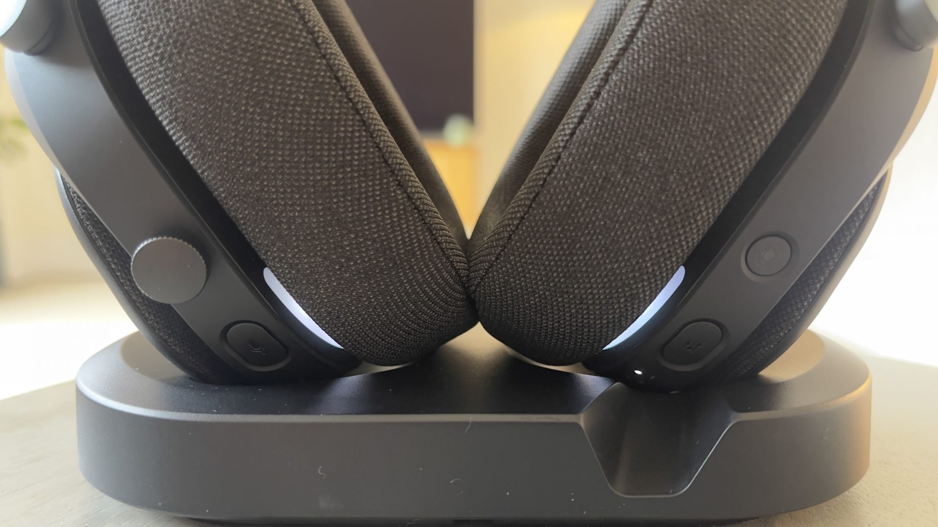 Обзор Fractal Scape - масса функций и цены в России картинка Игровая гарнитура Fractal Scape с док-станцией | DGL.RU