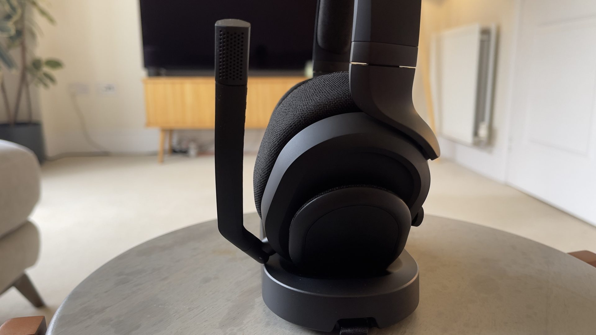 Обзор Fractal Scape - масса функций и цены в России картинка Игровая гарнитура Fractal Scape с док-станцией | DGL.RU