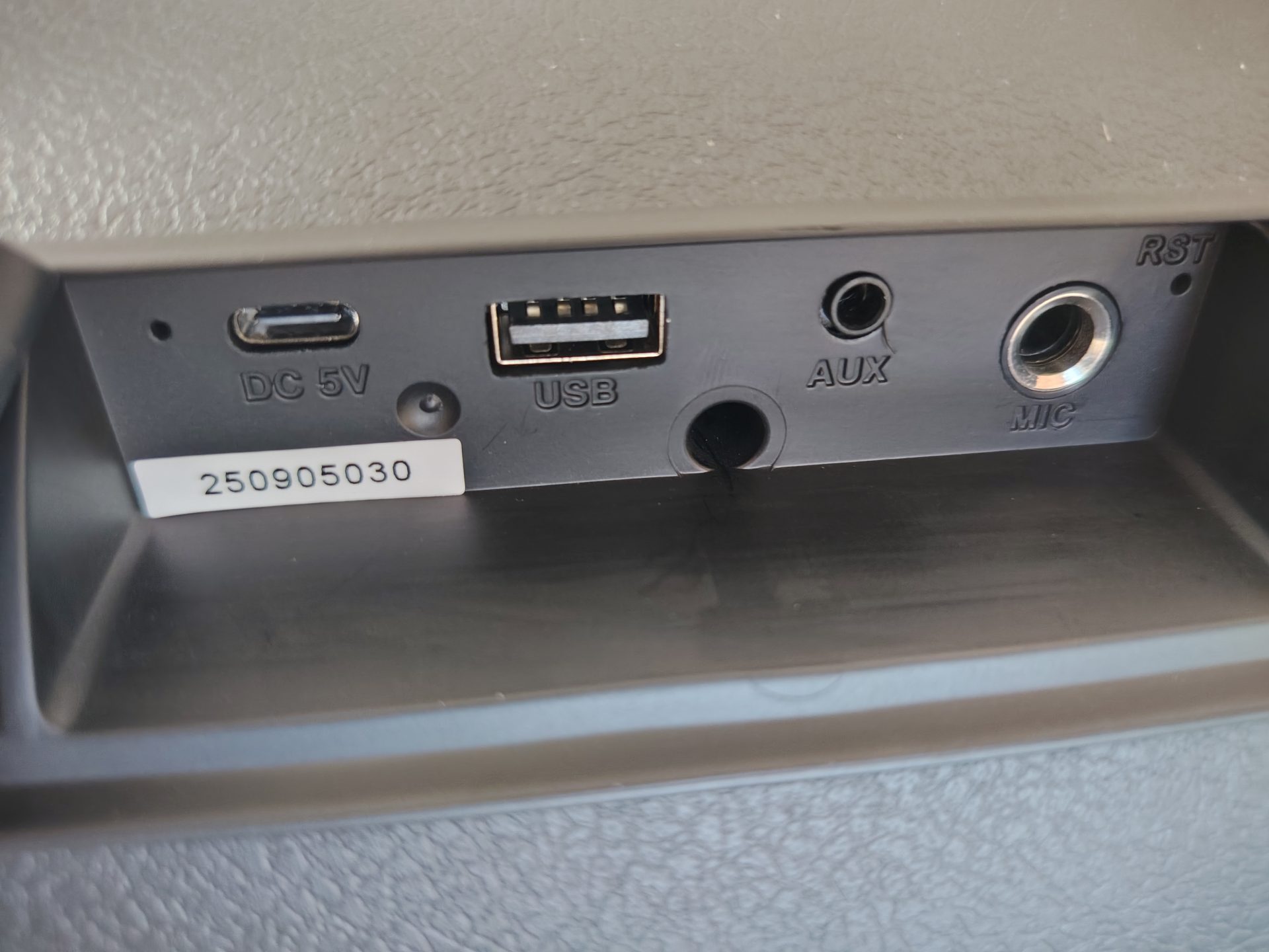 Обзор портативной колонки «Молния Тренд»: может ли она уделать тяжелый люкс? картинка Обзор портативной колонки «Молния Тренд»: может ли она уделать тяжелый люкс?