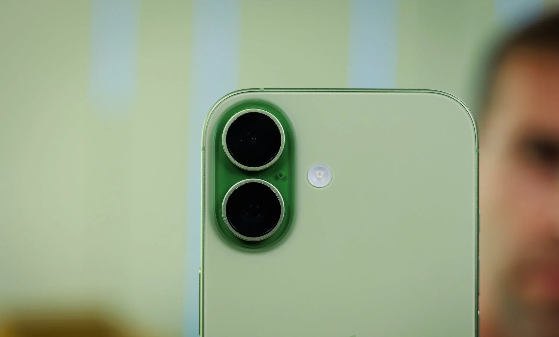 iPhone 17e или iPhone 17: что выбрать? | DGL.RU