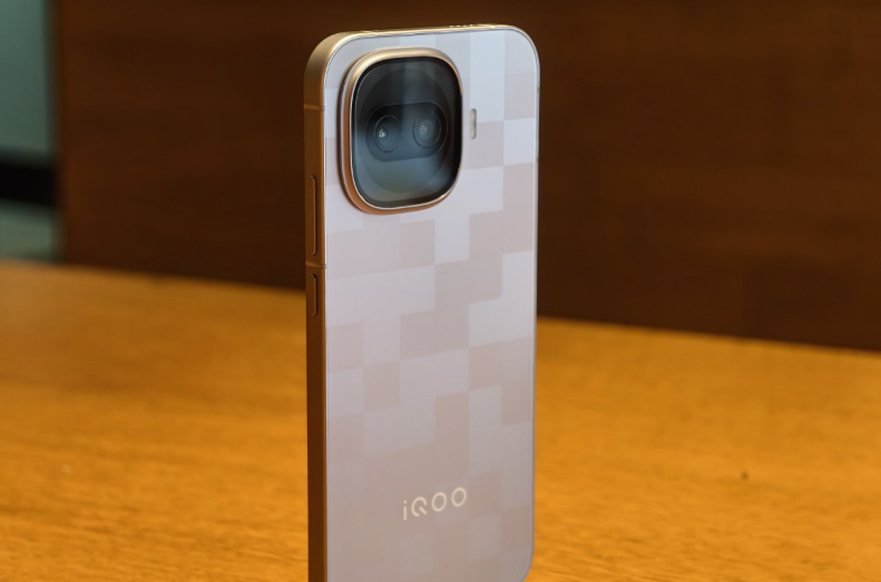 Обзор смартфона iQOO 15R: король автономности официально в России картинка Обзор смартфона iQOO 15R