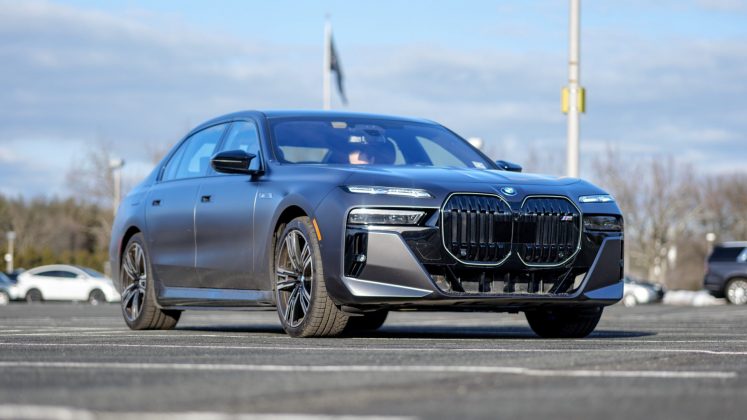 Электромобиль BMW i7 M70: футуризм и роскошь | DGL.RU