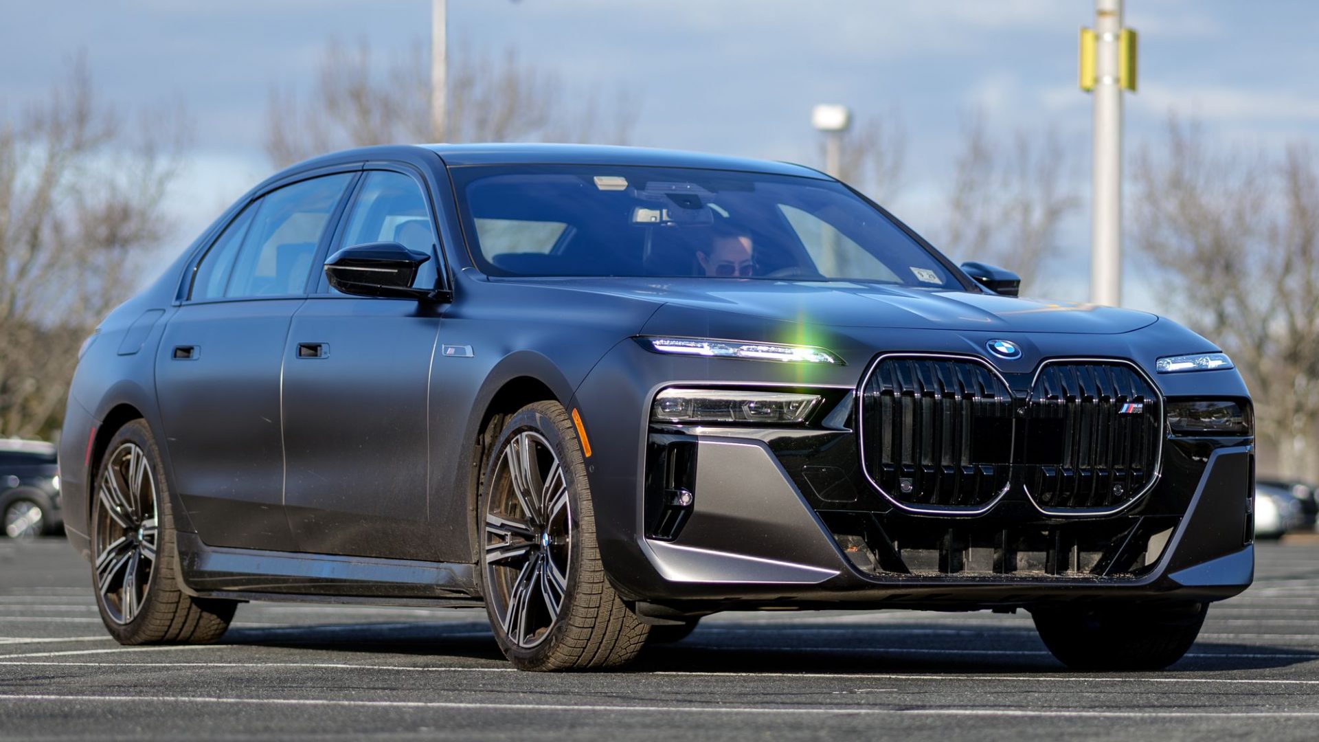 Я неделю ездила на BMW i7 M70 2026 года — умные двери и самая безумная LED-крыша