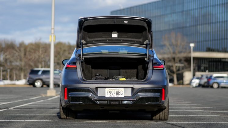 Электромобиль BMW i7 M70: футуризм и роскошь | DGL.RU