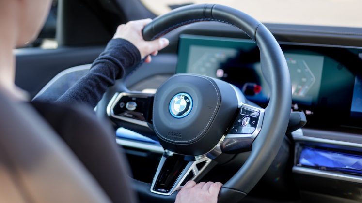 Электромобиль BMW i7 M70: футуризм и роскошь | DGL.RU