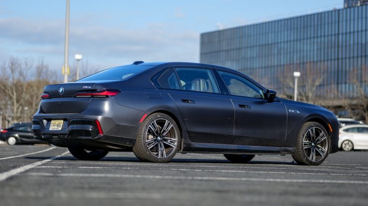 Электромобиль BMW i7 M70: футуризм и роскошь | DGL.RU