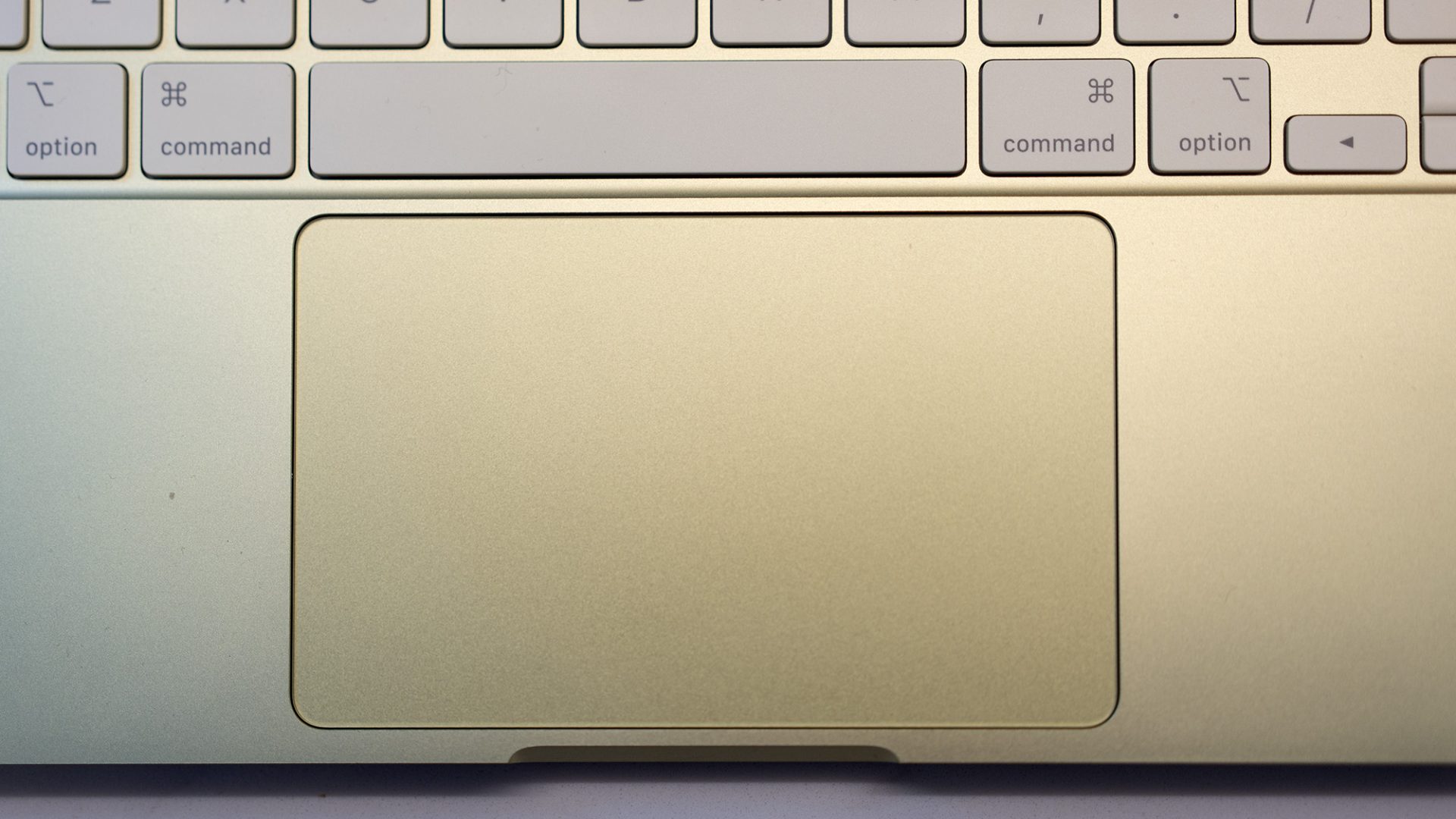 MacBook Neo сломал многолетнюю традицию Apple картинка MacBook Neo нарушил единственное правило, которого Apple никогда не нарушала | DGL.RU