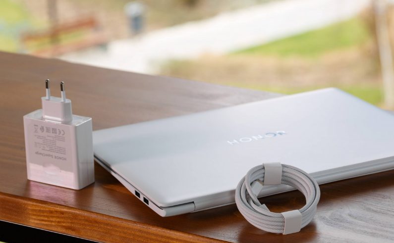 Honor MagicBook Pro 14 против MacBook Air в России: битва, в которой Apple проигрывает по цене и начинке картинка Honor MagicBook Pro 14