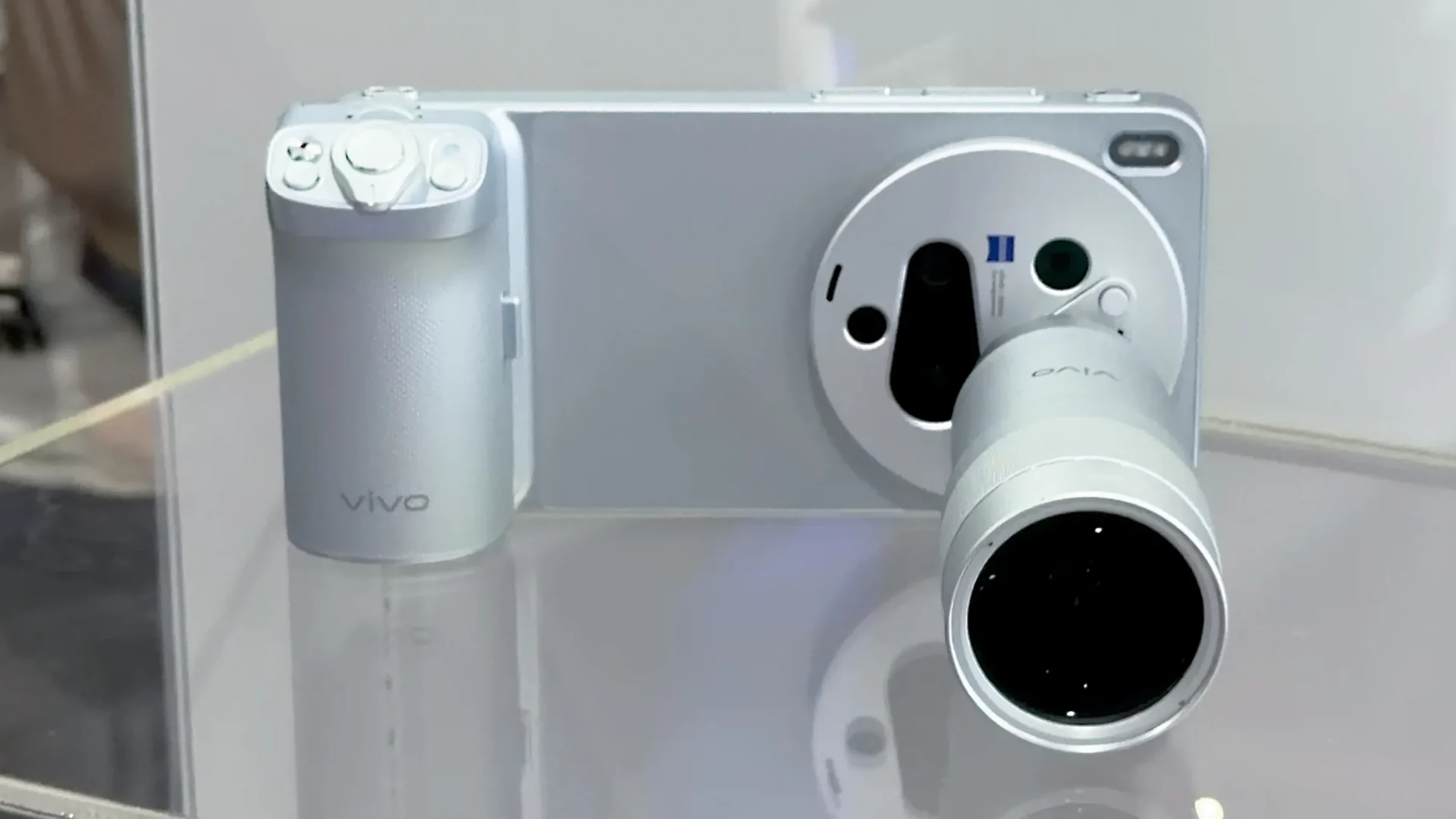 Мобильная фотография переходит все границы: Vivo выкатила монстра с объективом на 400 мм картинка Vivo X300 Ultra поддерживает объектив Zeiss 400 мм | DGL.RU