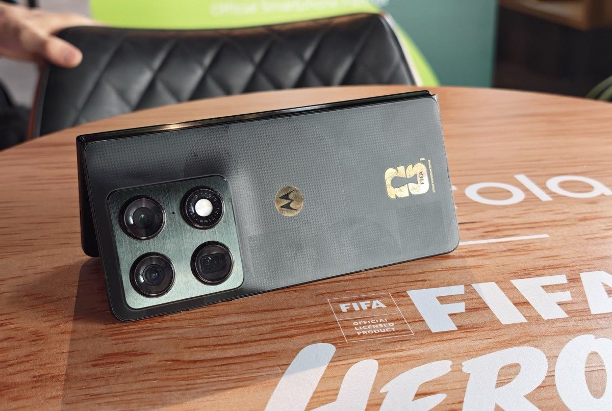 Спецвыпуск для фанатов: Motorola показала Razr Fold и Edge 70 в стиле FIFA картинка Представлены Motorola Razr Fold и Edge 70 Fusion FIFA Editions