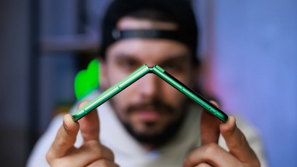 Доступный флагман для РФ: Motorola возглавила рейтинг складных смартфонов