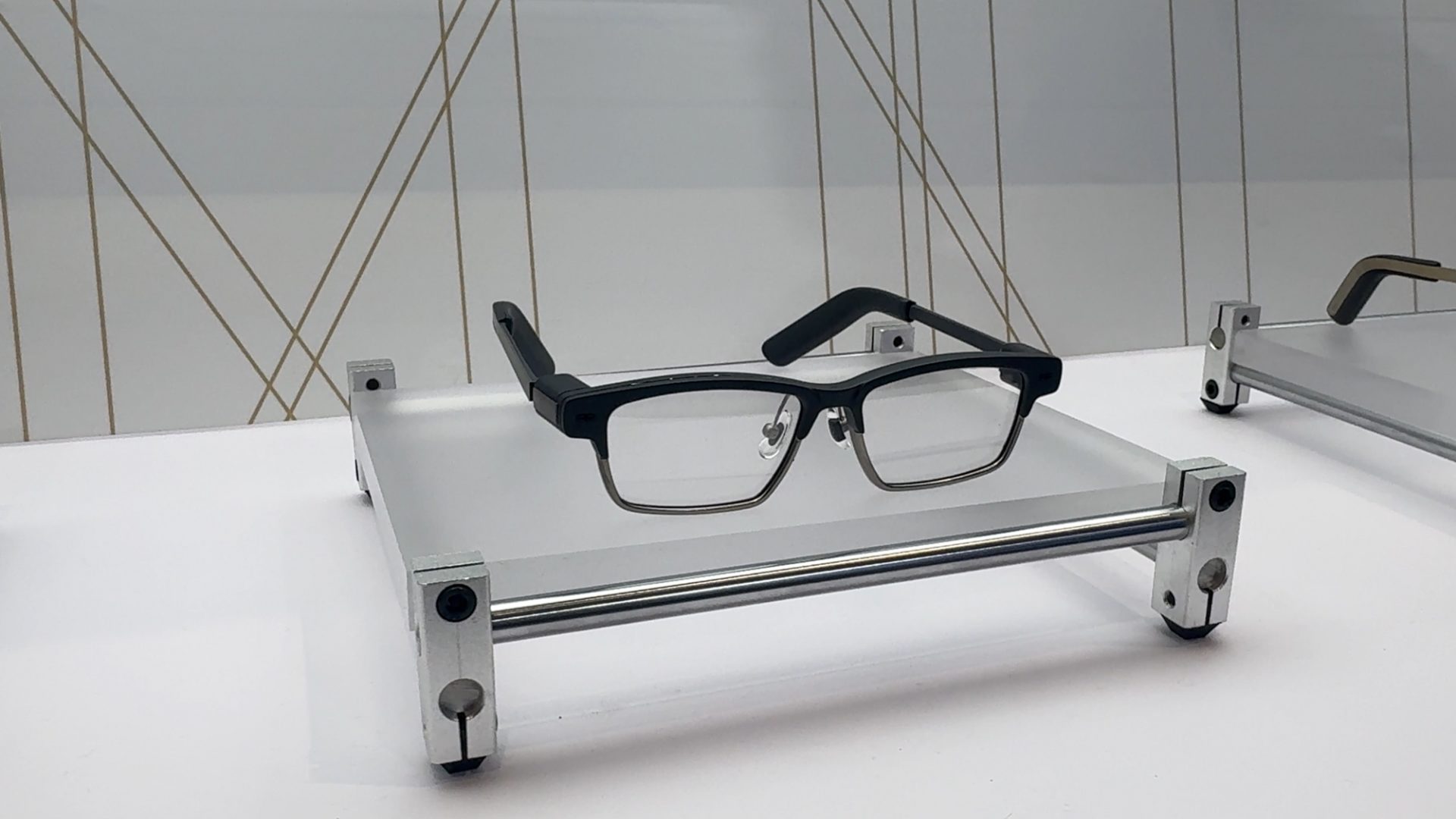 MWC 2026, день 2: 7 лучших гаджетов выставки, от смартфонов с E-Ink до крошечных SSD картинка Гаджеты MWC 2026: 7 лучших новинок второго дня | DGL.RU