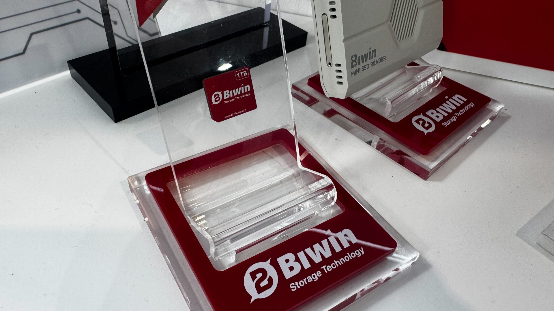 MWC 2026, день 2: 7 лучших гаджетов выставки, от смартфонов с E-Ink до крошечных SSD картинка Гаджеты MWC 2026: 7 лучших новинок второго дня | DGL.RU