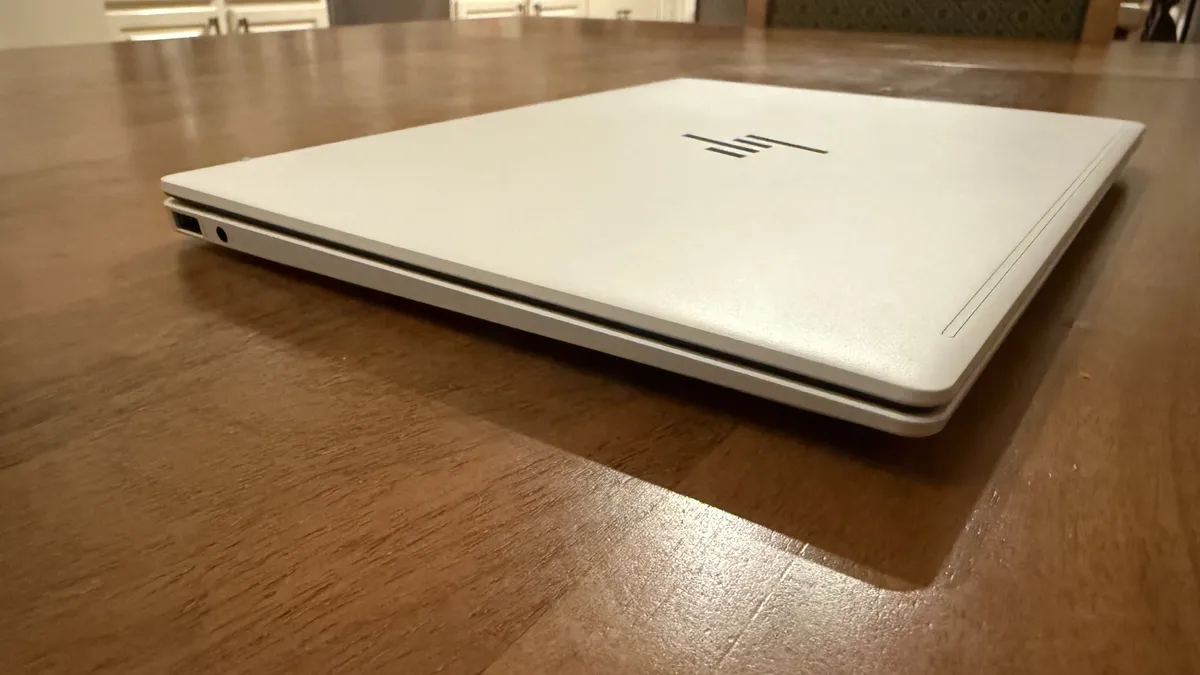 Обзор ноутбука HP OmniBook 7 Aero - выживет ли в российских реалиях? Проверка на прочность картинка OmniBook 7 Aero: легкий корпус, тяжелый аргумент