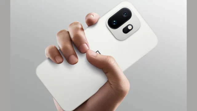 OnePlus 15T в белом: фанаты оценят рамку, которую невозможно поцарапать