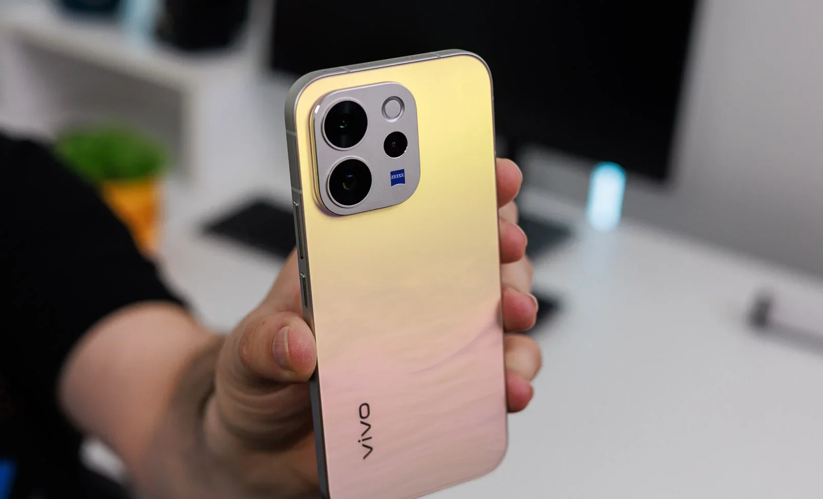 Vivo V70 — конкурент Pixel 10a с оптикой Zeiss | DGL.RU
