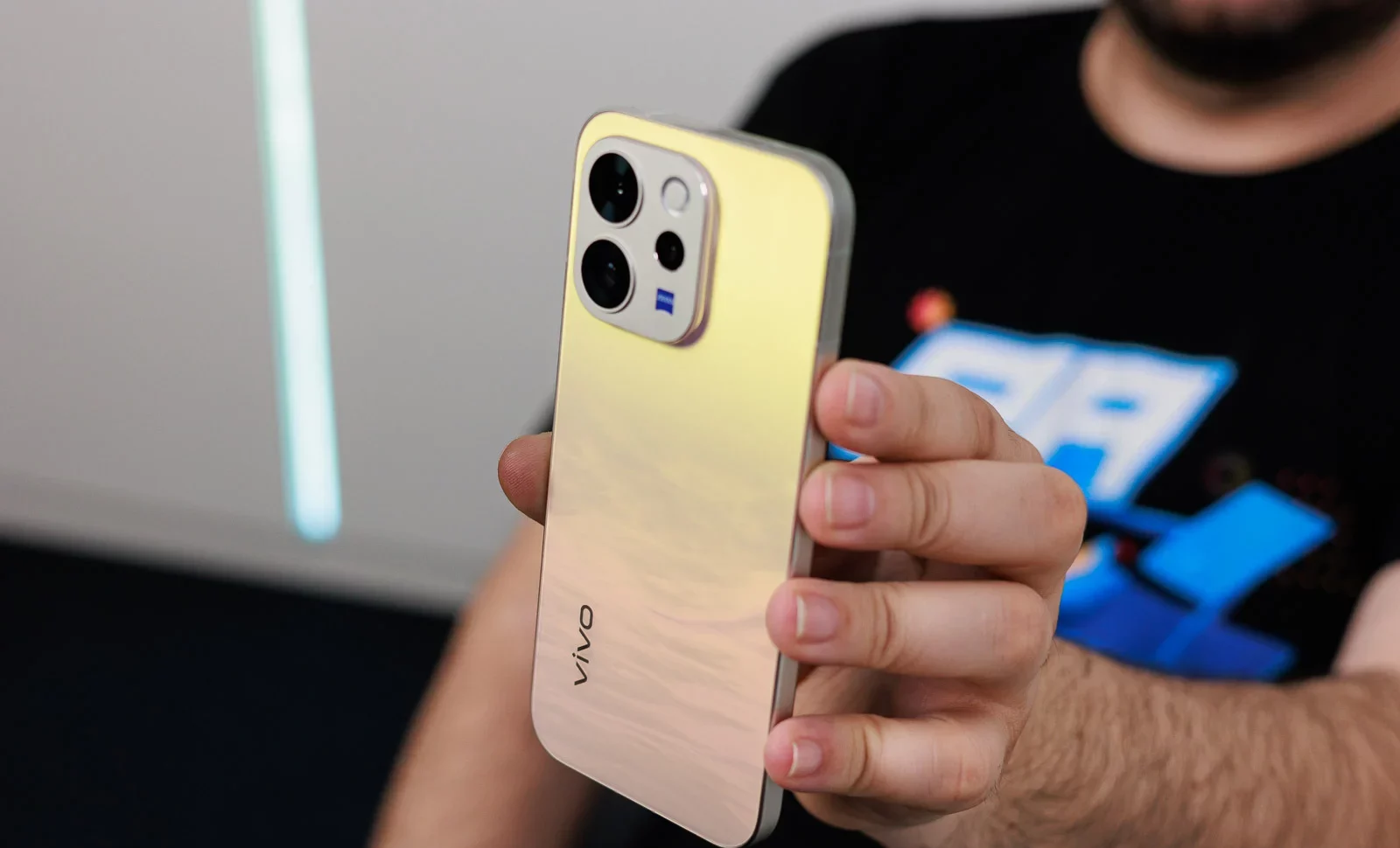 Vivo V70 — конкурент Pixel 10a с оптикой Zeiss | DGL.RU