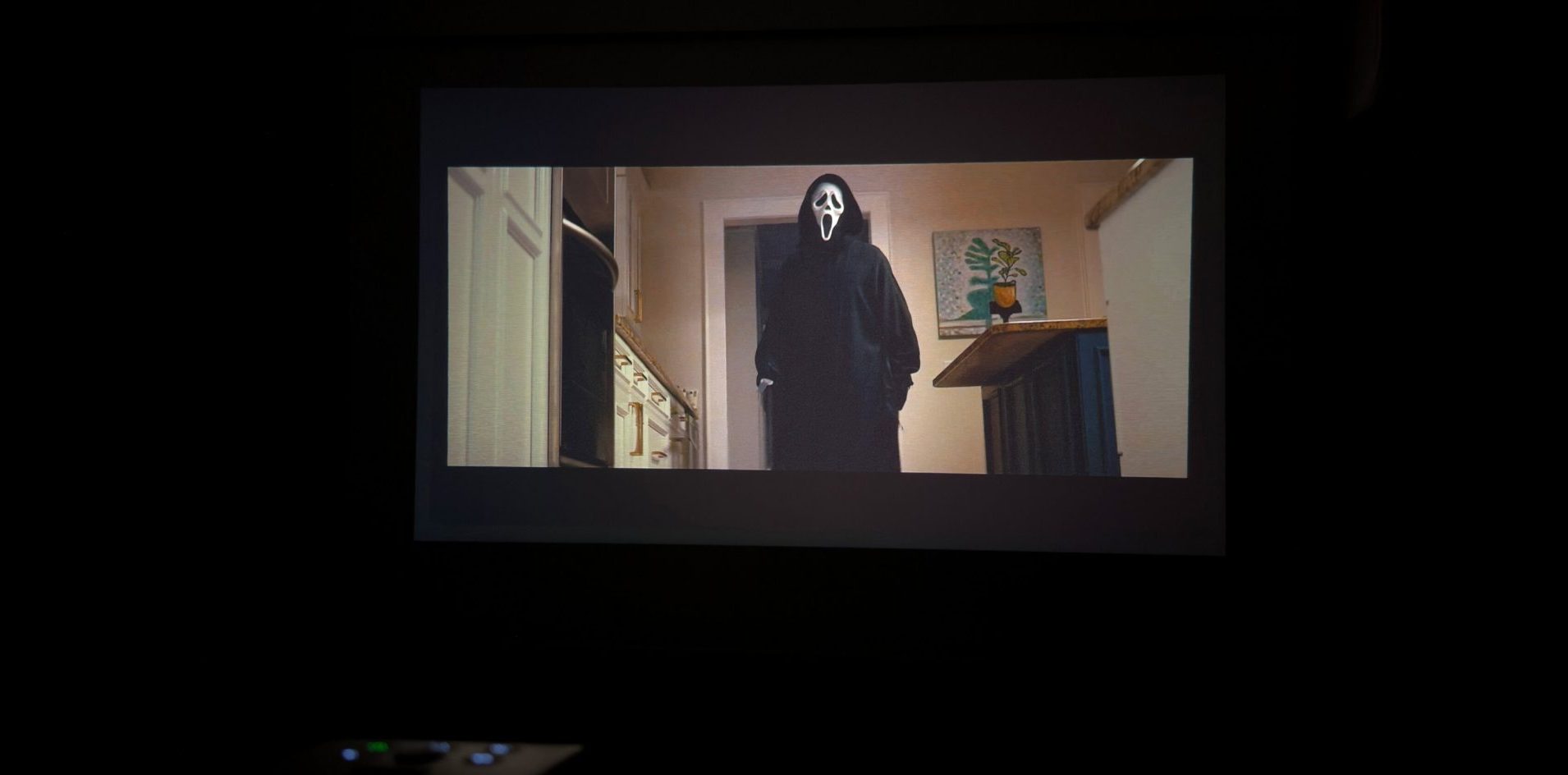 Проектор BenQ GV32 — тестирую гаджет для спальни в России картинка Проектор BenQ GV32: экран для спальни | DGL.RU