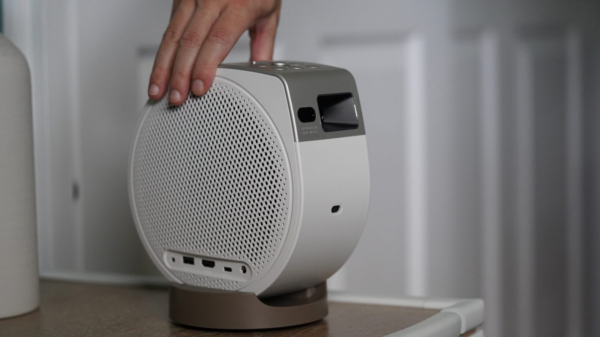 Проектор BenQ GV32 — тестирую гаджет для спальни в России картинка Проектор BenQ GV32: экран для спальни | DGL.RU