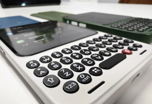 Смартфон Clicks Communicator в стиле BlackBerry | DGL.RU