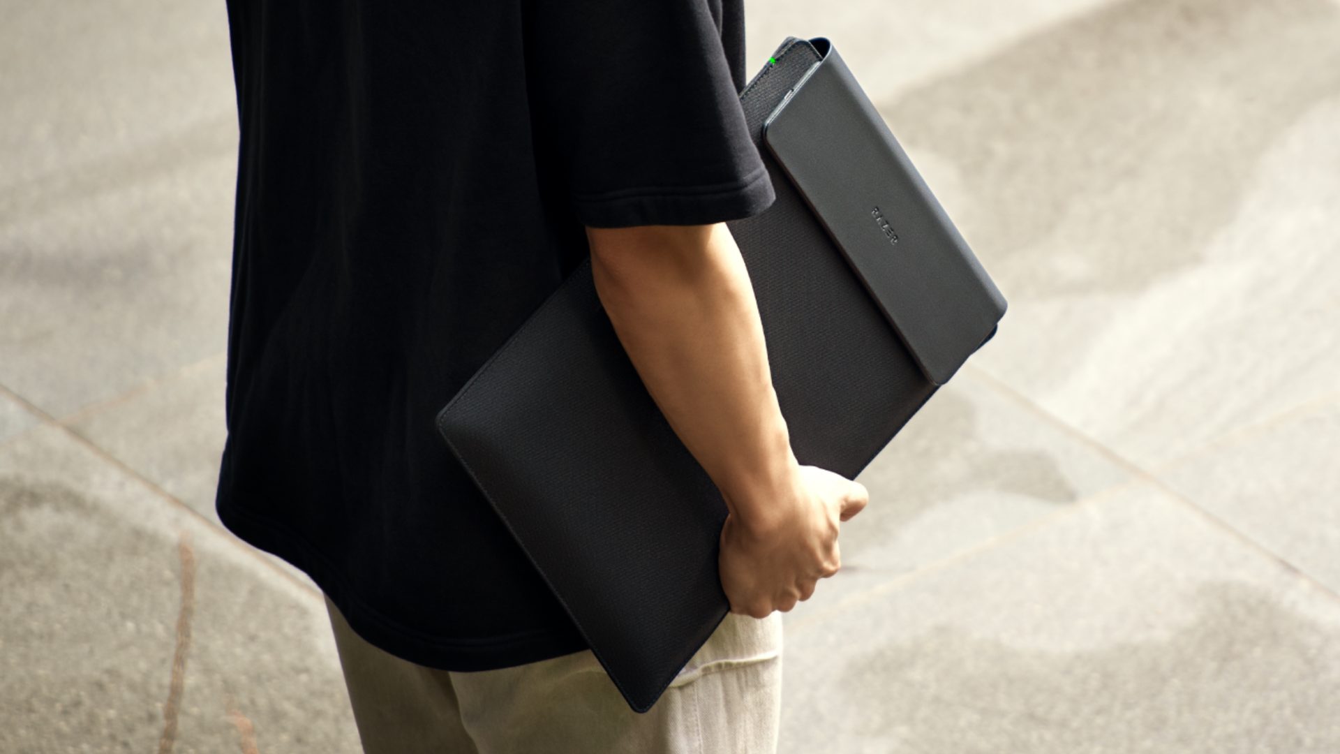 Новый чехол для ноутбука Razer оснащен двумя беспроводными зарядными устройствами MagSafe