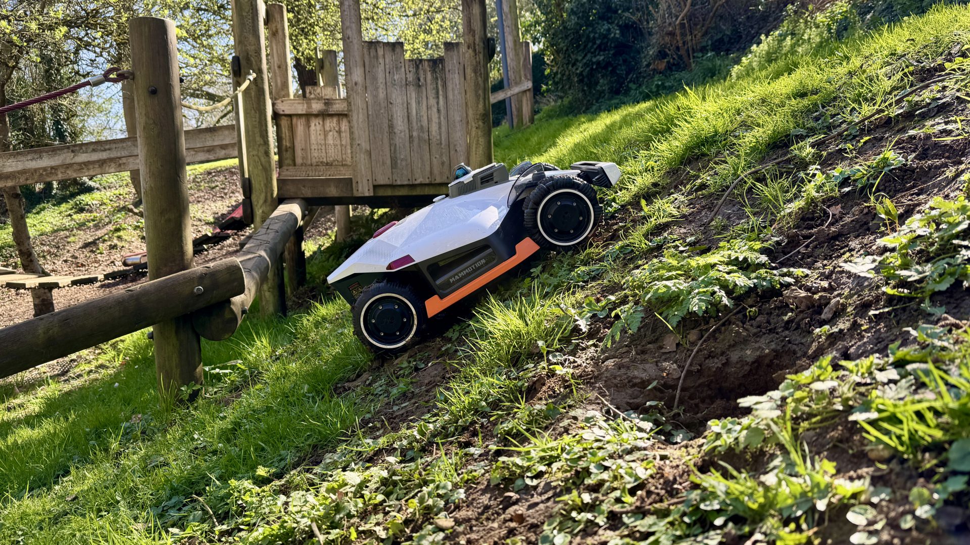 Обзор Mammotion LUBA 3 AWD 3000 — когда робот-газонокосилка стрижет лучше, чем ты картинка Робот-газонокосилка Mammotion LUBA 3 AWD 3000 | DGL.RU