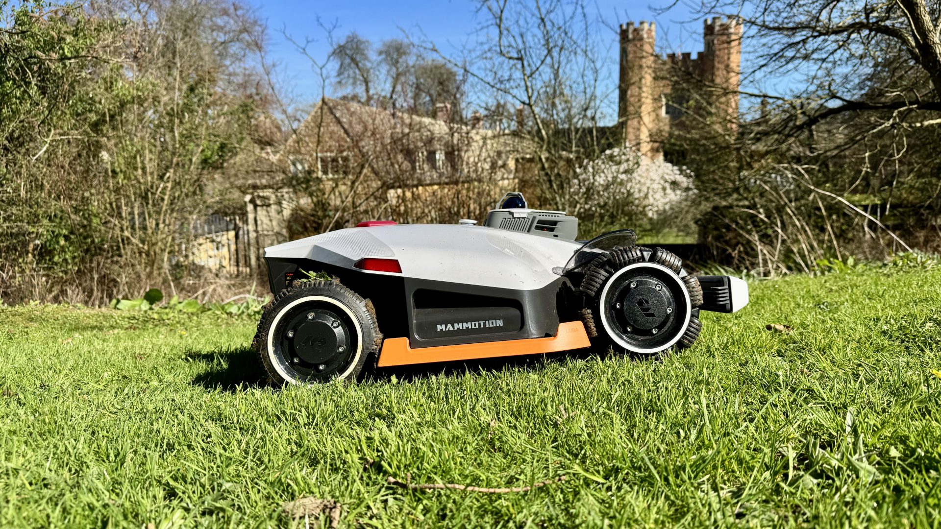 Обзор Mammotion LUBA 3 AWD 3000 — когда робот-газонокосилка стрижет лучше, чем ты картинка Робот-газонокосилка Mammotion LUBA 3 AWD 3000 | DGL.RU