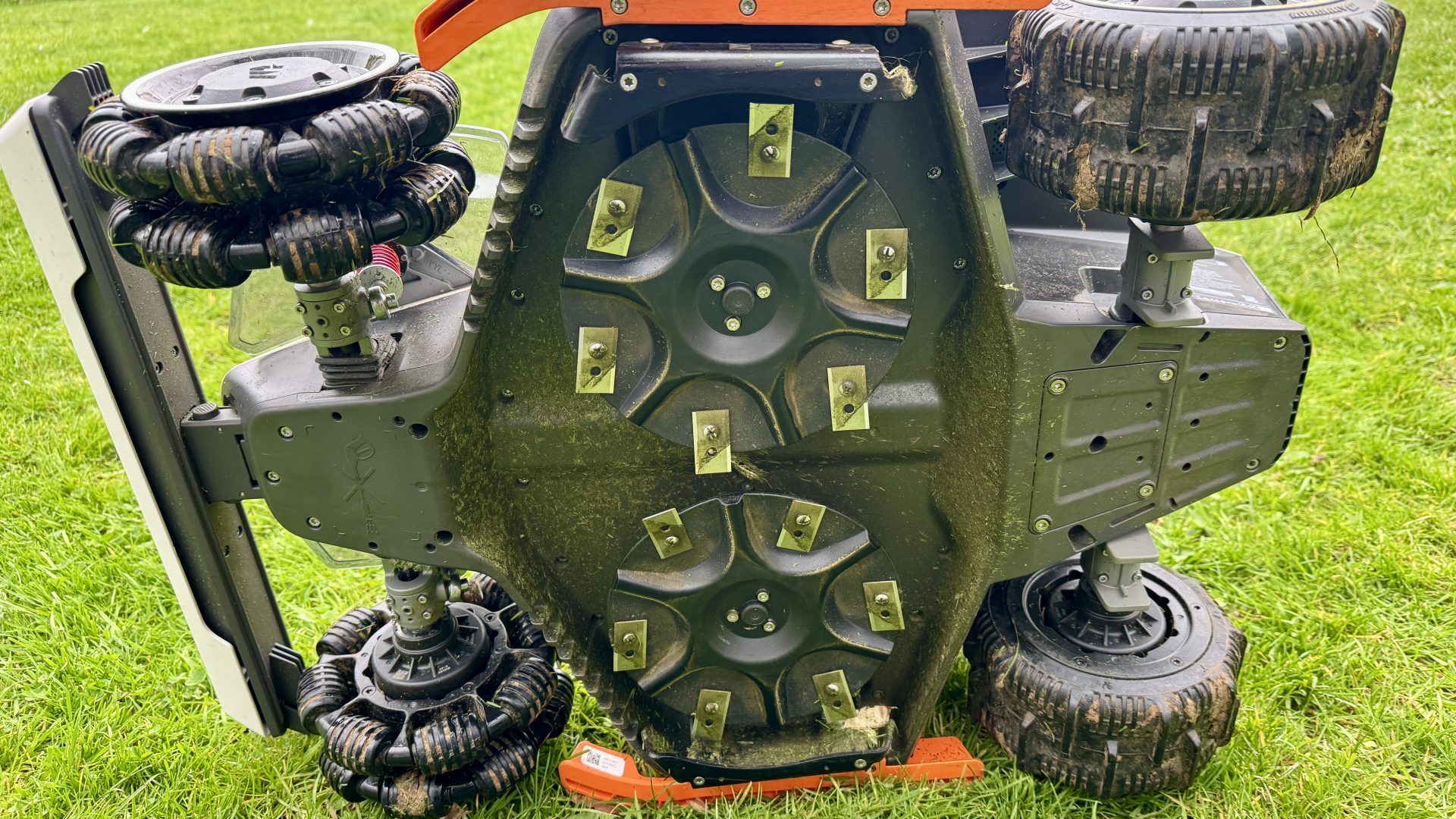 Обзор Mammotion LUBA 3 AWD 3000 — когда робот-газонокосилка стрижет лучше, чем ты картинка Робот-газонокосилка Mammotion LUBA 3 AWD 3000 | DGL.RU