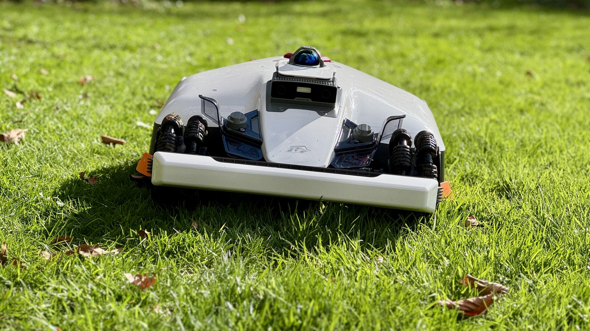 Обзор Mammotion LUBA 3 AWD 3000 — когда робот-газонокосилка стрижет лучше, чем ты картинка Робот-газонокосилка Mammotion LUBA 3 AWD 3000 | DGL.RU