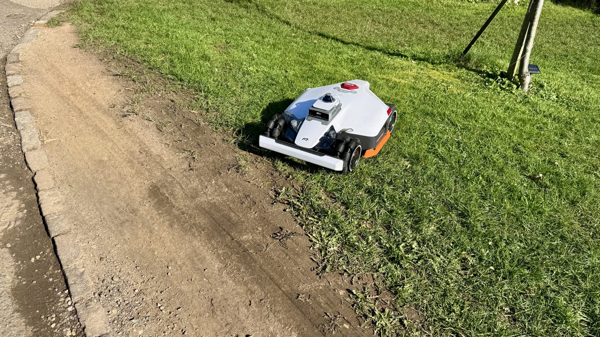 Обзор Mammotion LUBA 3 AWD 3000 — когда робот-газонокосилка стрижет лучше, чем ты картинка Робот-газонокосилка Mammotion LUBA 3 AWD 3000 | DGL.RU