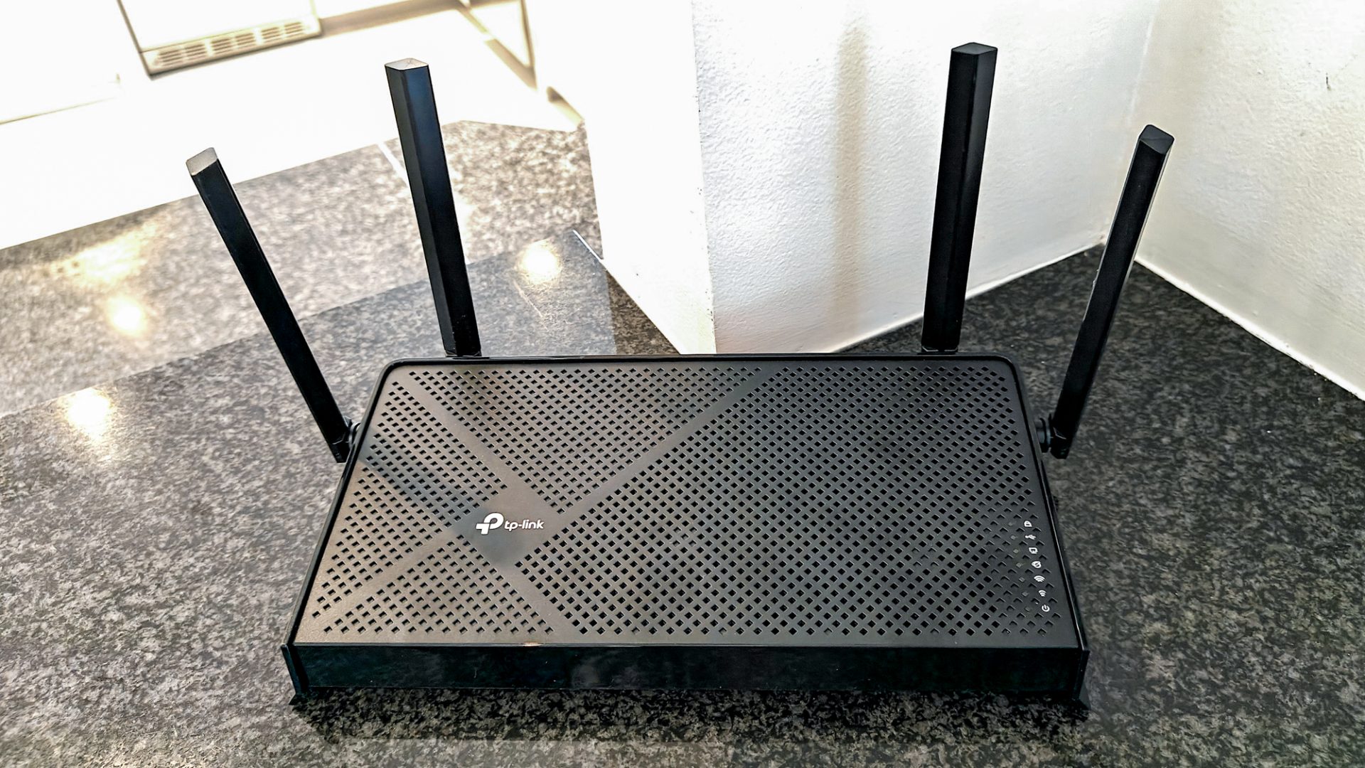 Лучшие Wi-Fi роутеры 2026 года: обновите домашний интернет картинка Роутеры: лучшие Wi-Fi решения 2026 | DGL.RU
