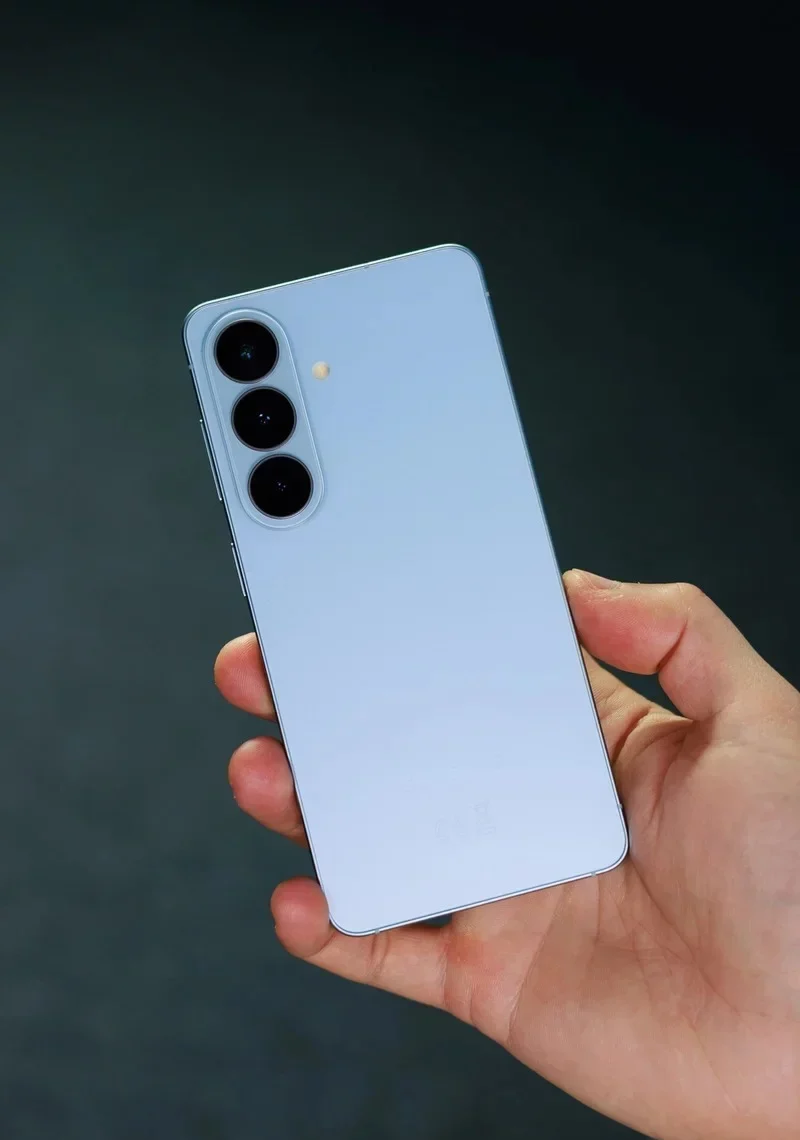 Samsung Galaxy S26 получился ленивым, но он все еще лучший в одном важном аспекте картинка Смартфон Samsung Galaxy S26: идеальный компакт | DGL.RU