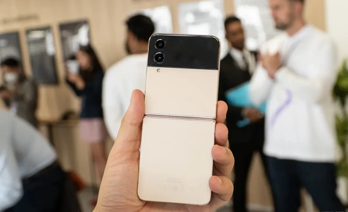 Смартфон Galaxy Z Flip 8: зарядка огорчает | DGL.RU