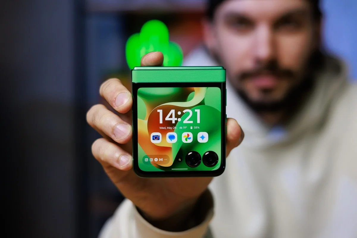 Смартфон Galaxy Z Flip 8: зарядка огорчает | DGL.RU