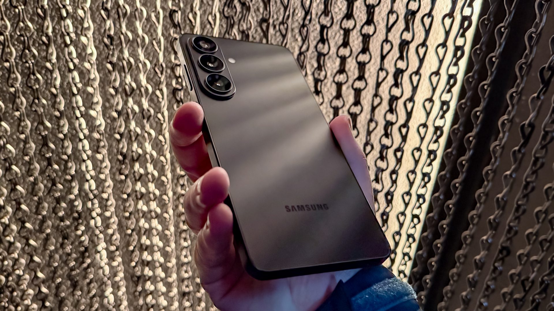 Обзор Samsung Galaxy S26 Plus — отличный телефон, который мало кому нужен фото