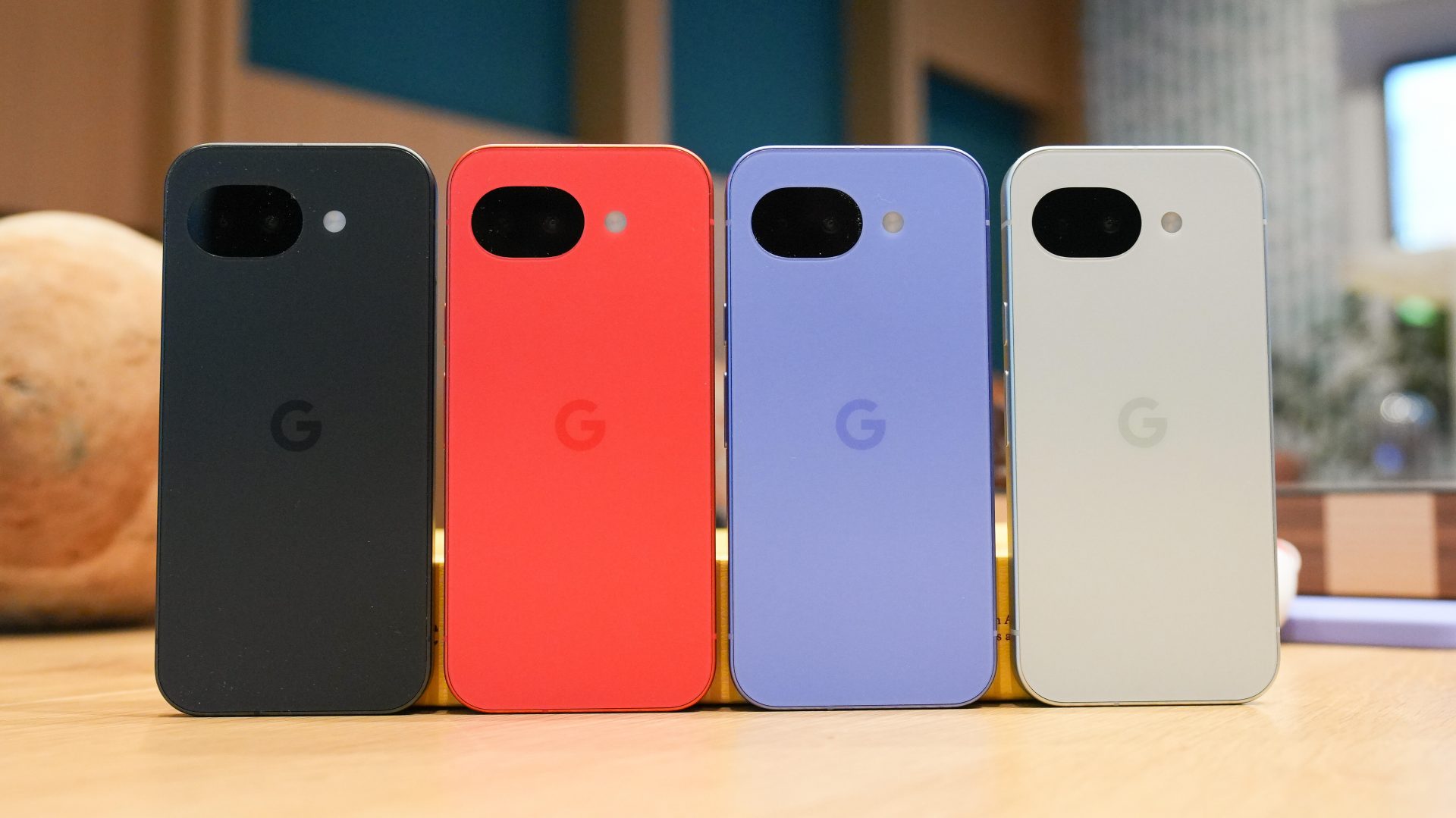 Смартфон Google Pixel 10a против Pixel 10 | DGL.RU