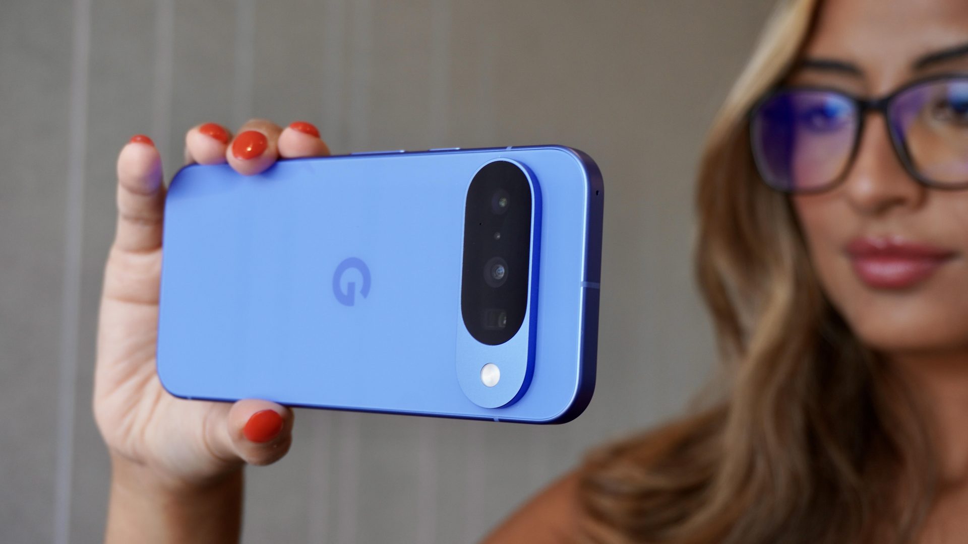 Смартфон Google Pixel 10a против Pixel 10 | DGL.RU