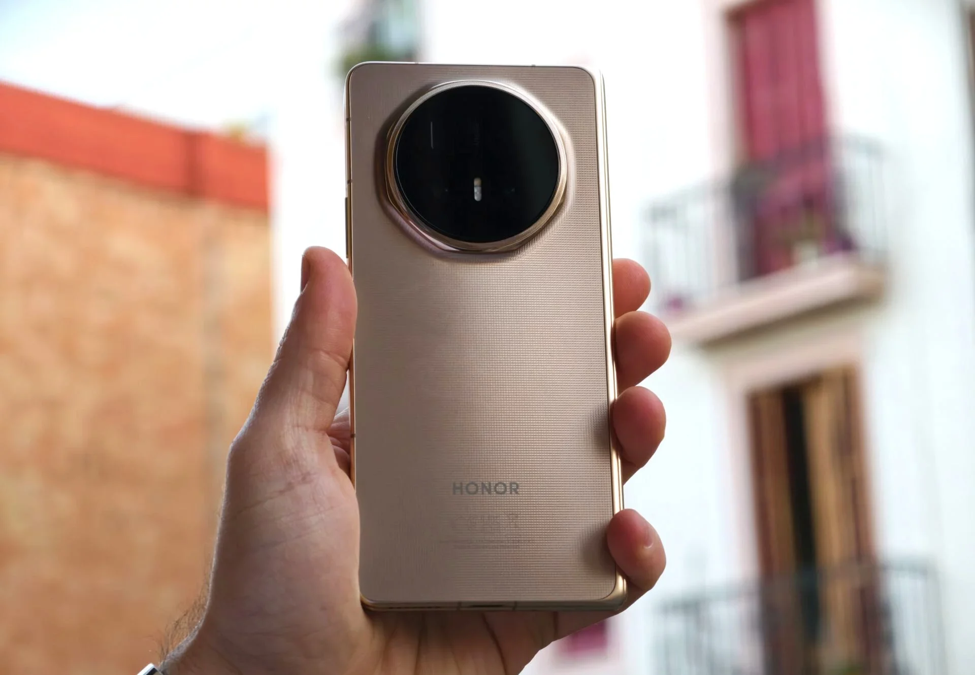 Смартфон Honor Magic V6: огромная батарея и интеграция с техникой Apple — что нового и когда ждать в России картинка Смартфон Honor Magic V6: батарея 6660 мАч | DGL.RU