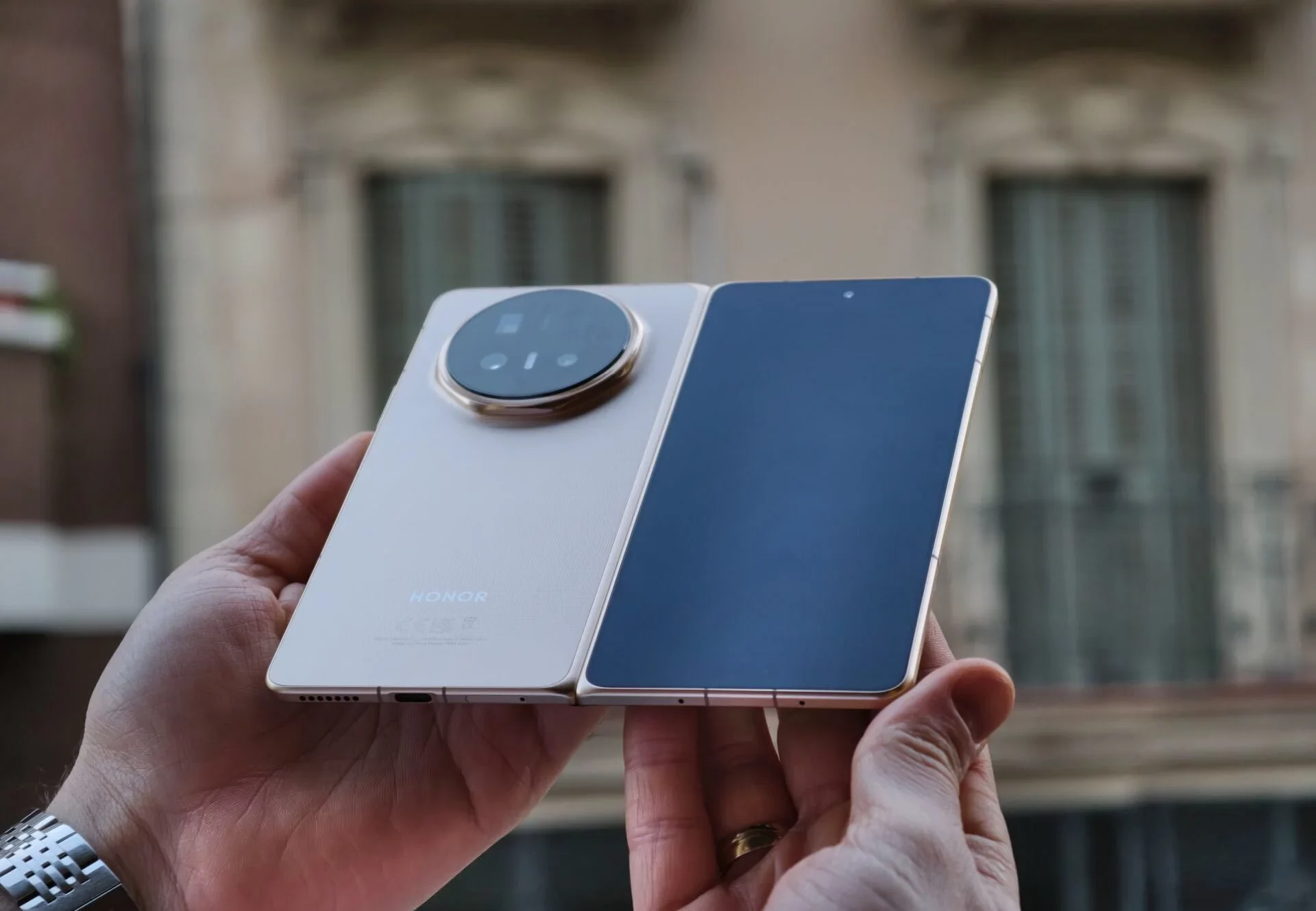 Смартфон Honor Magic V6: огромная батарея и интеграция с техникой Apple — что нового и когда ждать в России картинка Смартфон Honor Magic V6: батарея 6660 мАч | DGL.RU