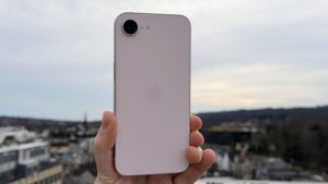 Обзор iPhone 17e — это лучший бюджетный iPhone, тестирую его в Москве 
