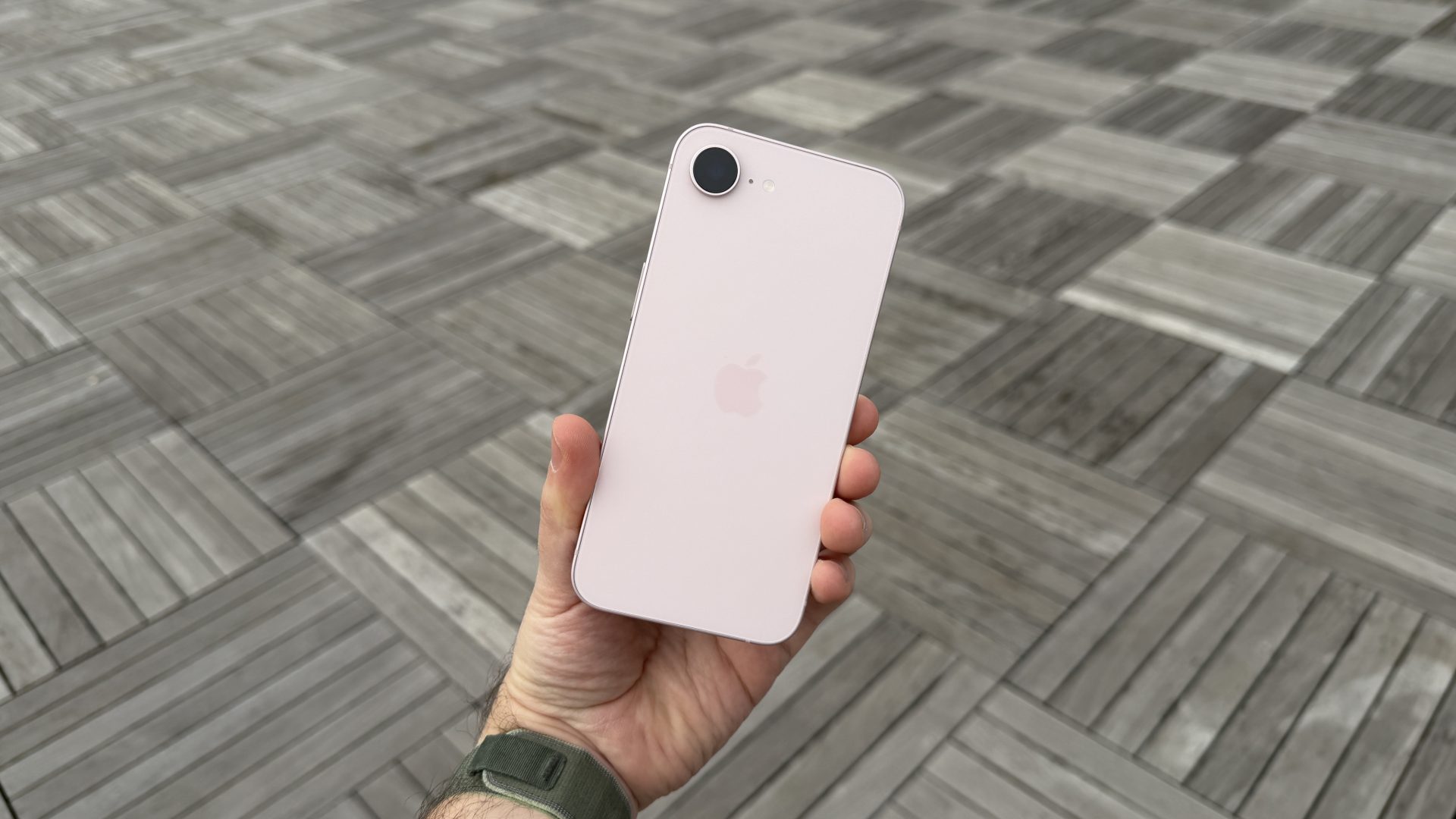 Смартфон iPhone 17e получил MagSafe и чип A19 | DGL.RU