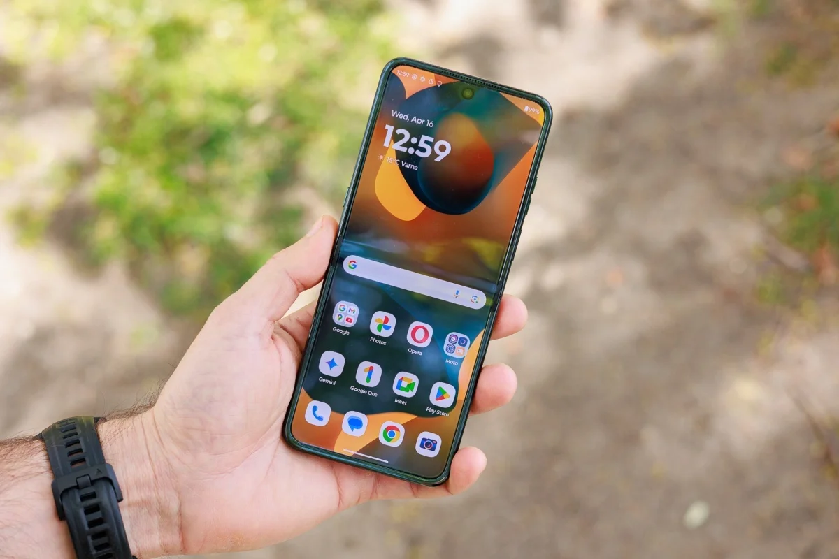 Смартфон Motorola Razr 70+: новый стильный «раскладной» флагман уже в разработке картинка Смартфон Motorola Razr 70 Plus: складной флагман | DGL.RU