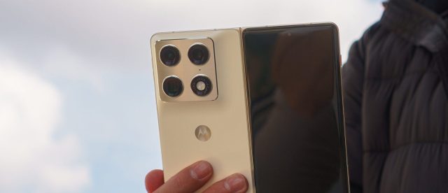 Смартфон Motorola Razr Fold первый складной флагман бренда и старт продаж (1) Смартфон Motorola Razr Fold: старт продаж | DGL.RU