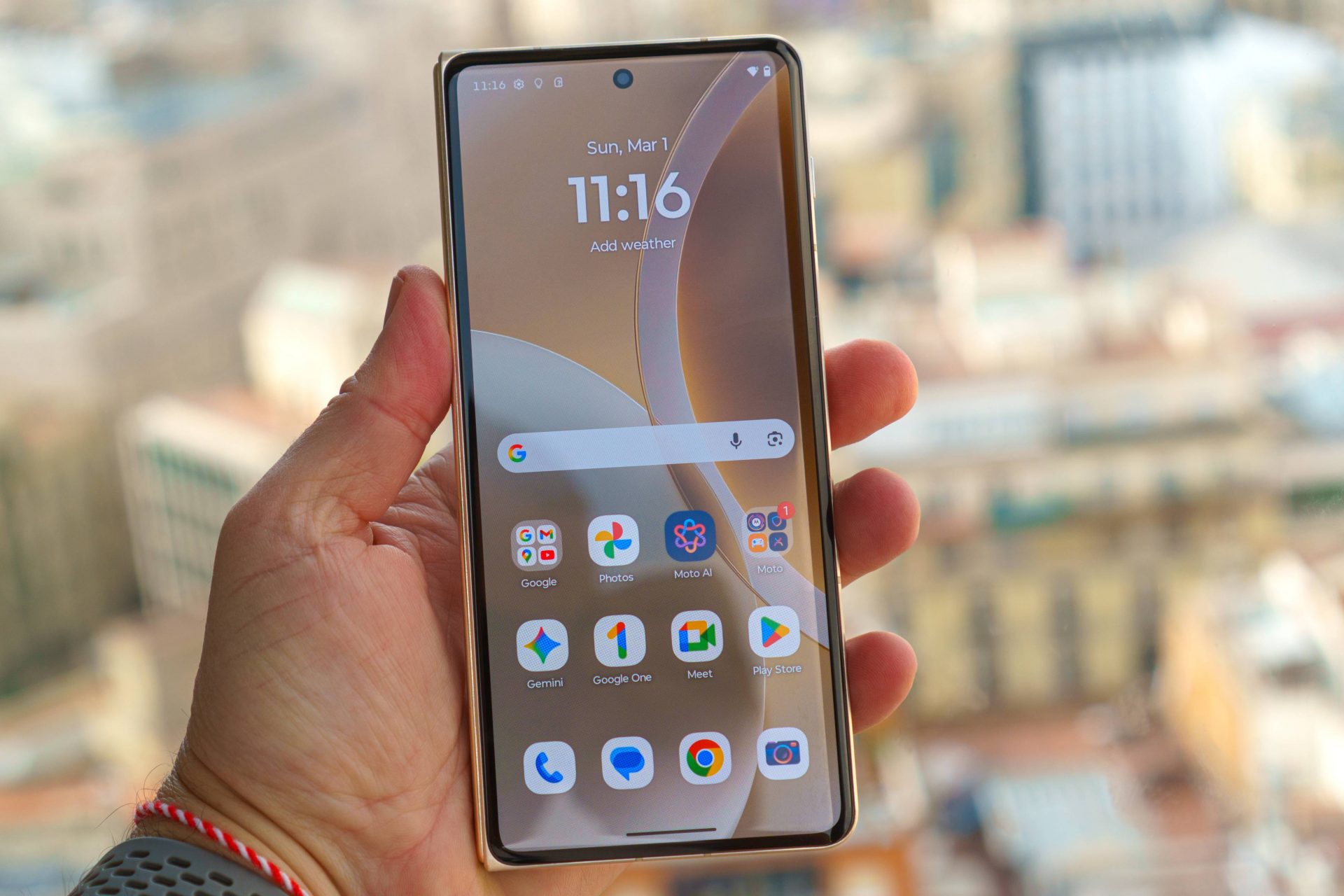 Смартфон Motorola Razr Fold: первый складной флагман бренда и старт продаж картинка Смартфон Motorola Razr Fold: старт продаж | DGL.RU