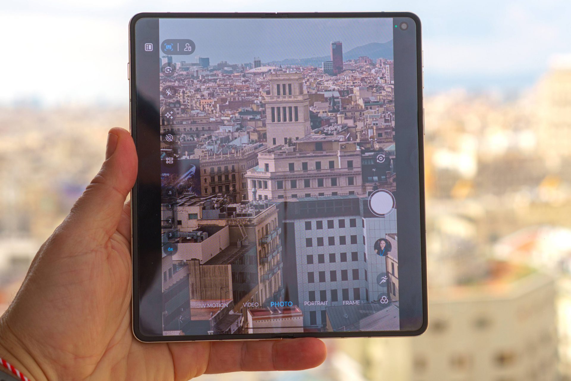 Смартфон Motorola Razr Fold: первый складной флагман бренда и старт продаж картинка Смартфон Motorola Razr Fold: старт продаж | DGL.RU