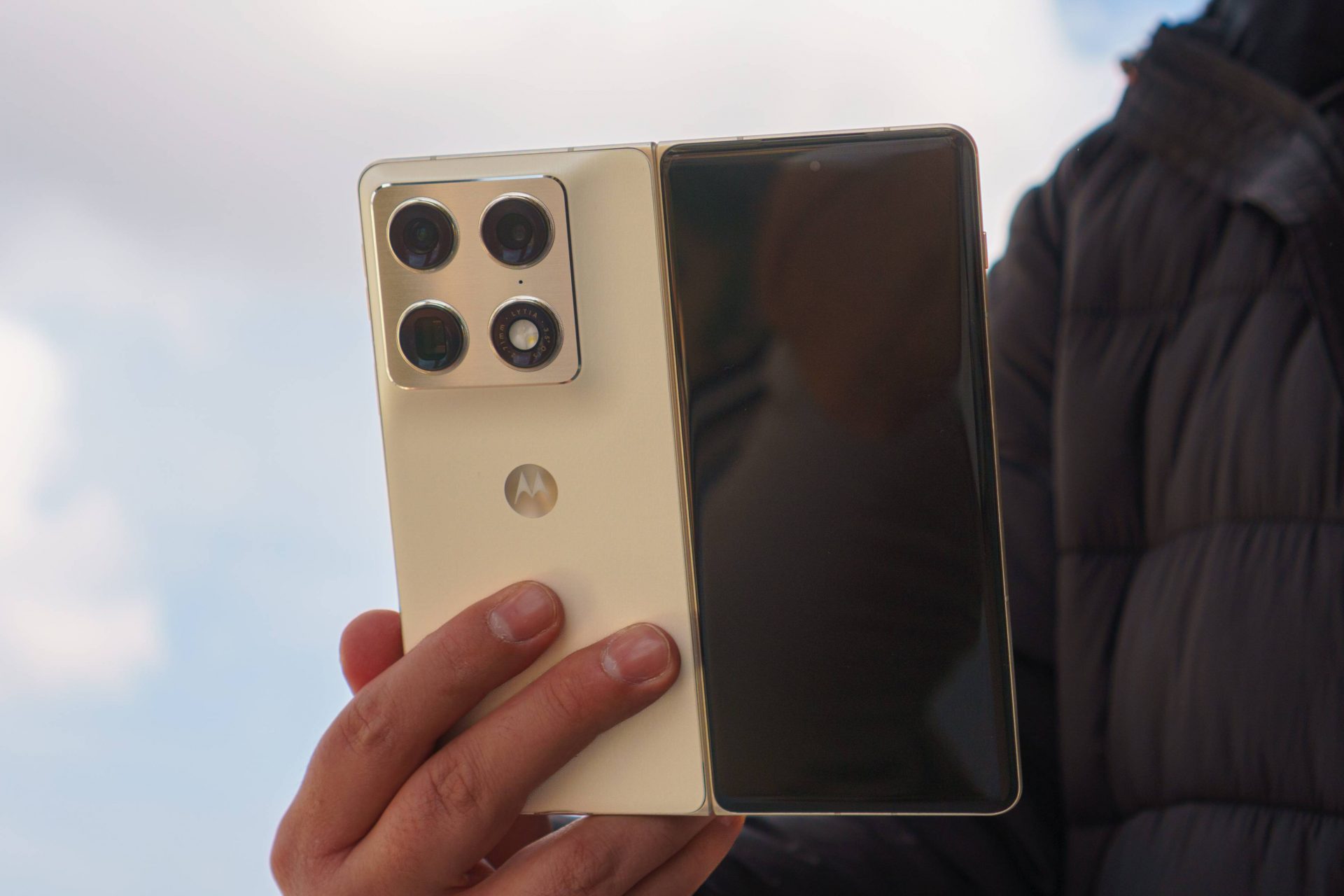 Смартфон Motorola Razr Fold: первый складной флагман бренда и старт продаж картинка Смартфон Motorola Razr Fold: старт продаж | DGL.RU