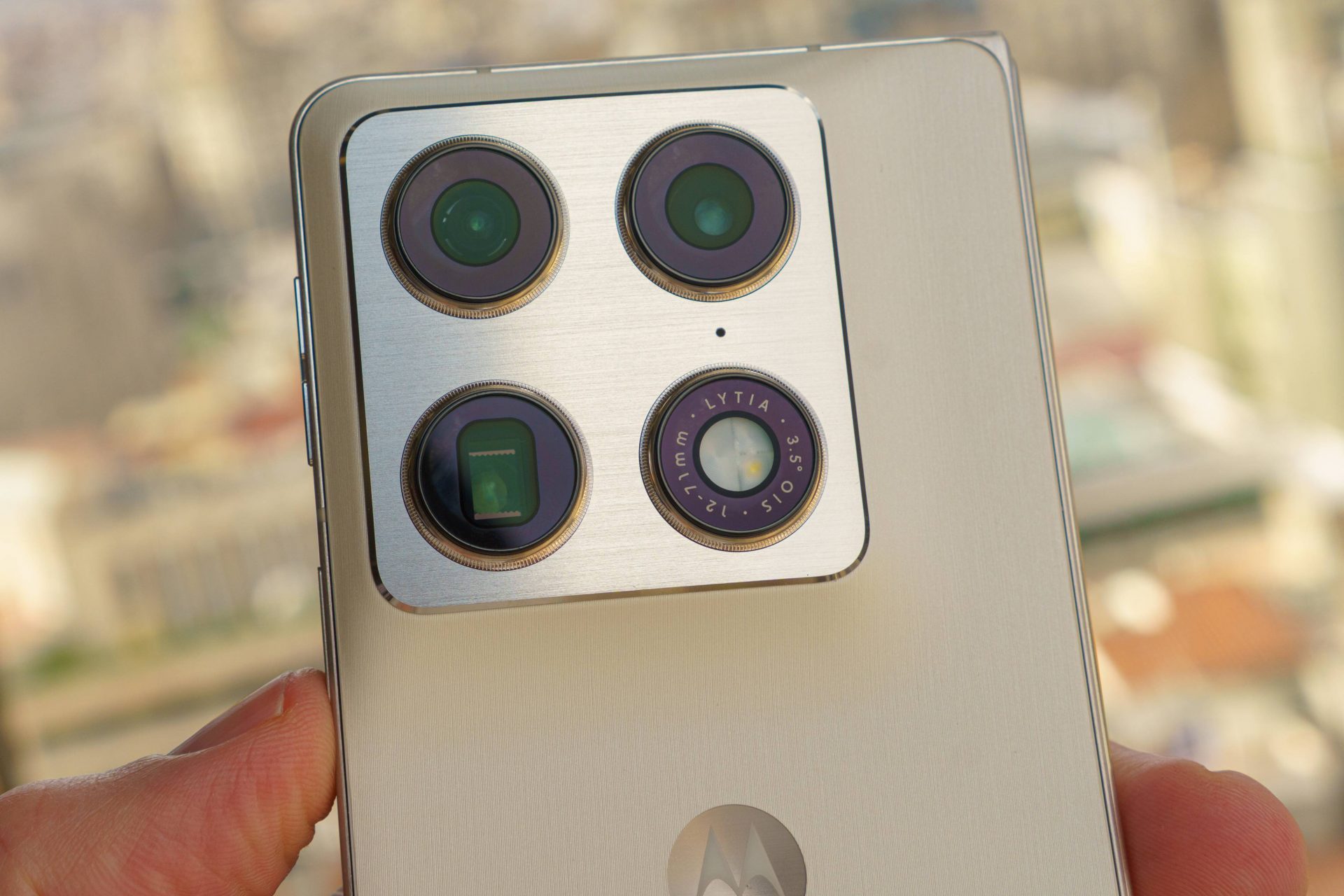 Смартфон Motorola Razr Fold: первый складной флагман бренда и старт продаж картинка Смартфон Motorola Razr Fold: старт продаж | DGL.RU