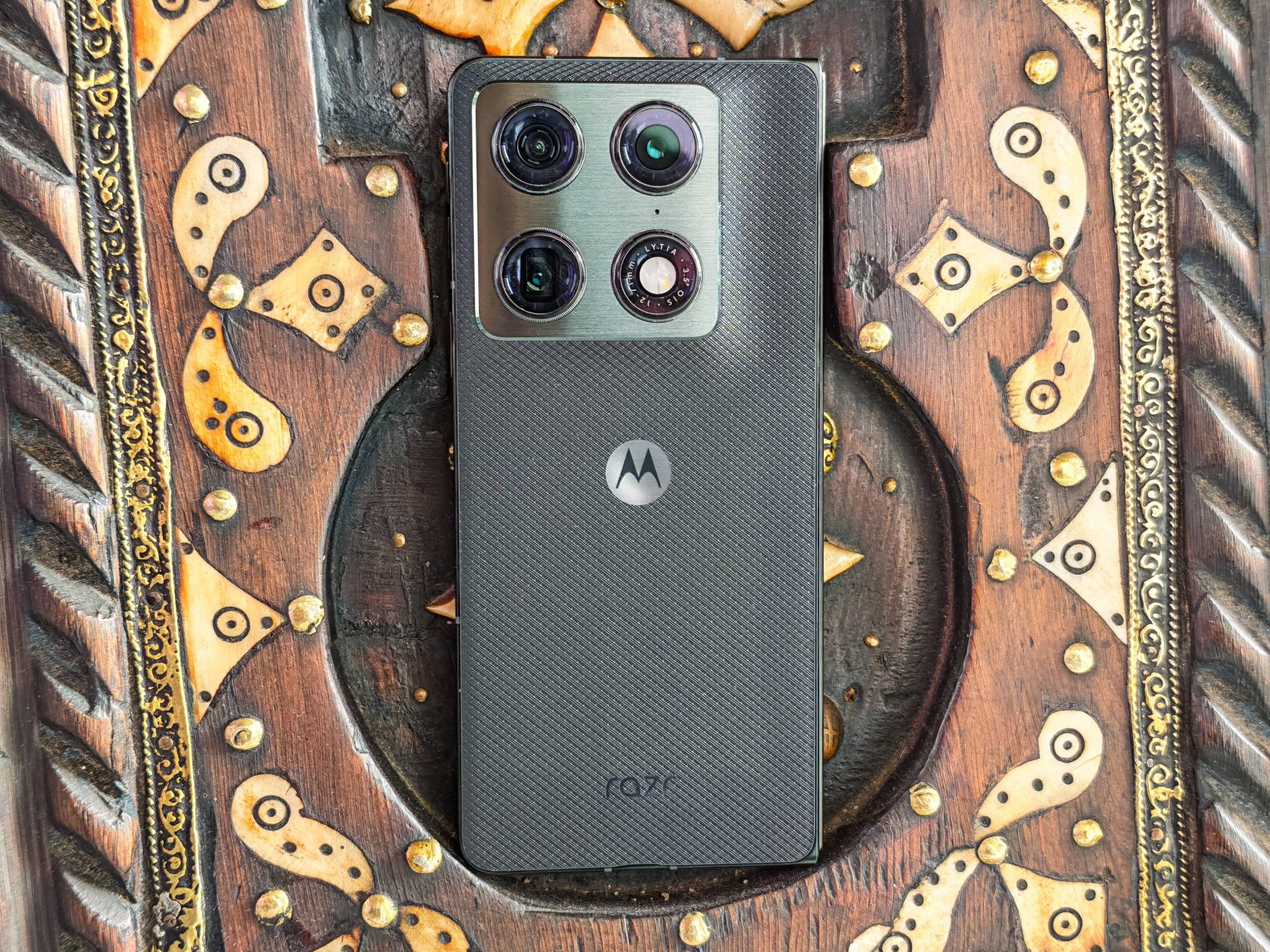 Смартфон Motorola Razr Fold: первый складной флагман бренда и старт продаж картинка Смартфон Motorola Razr Fold: старт продаж | DGL.RU