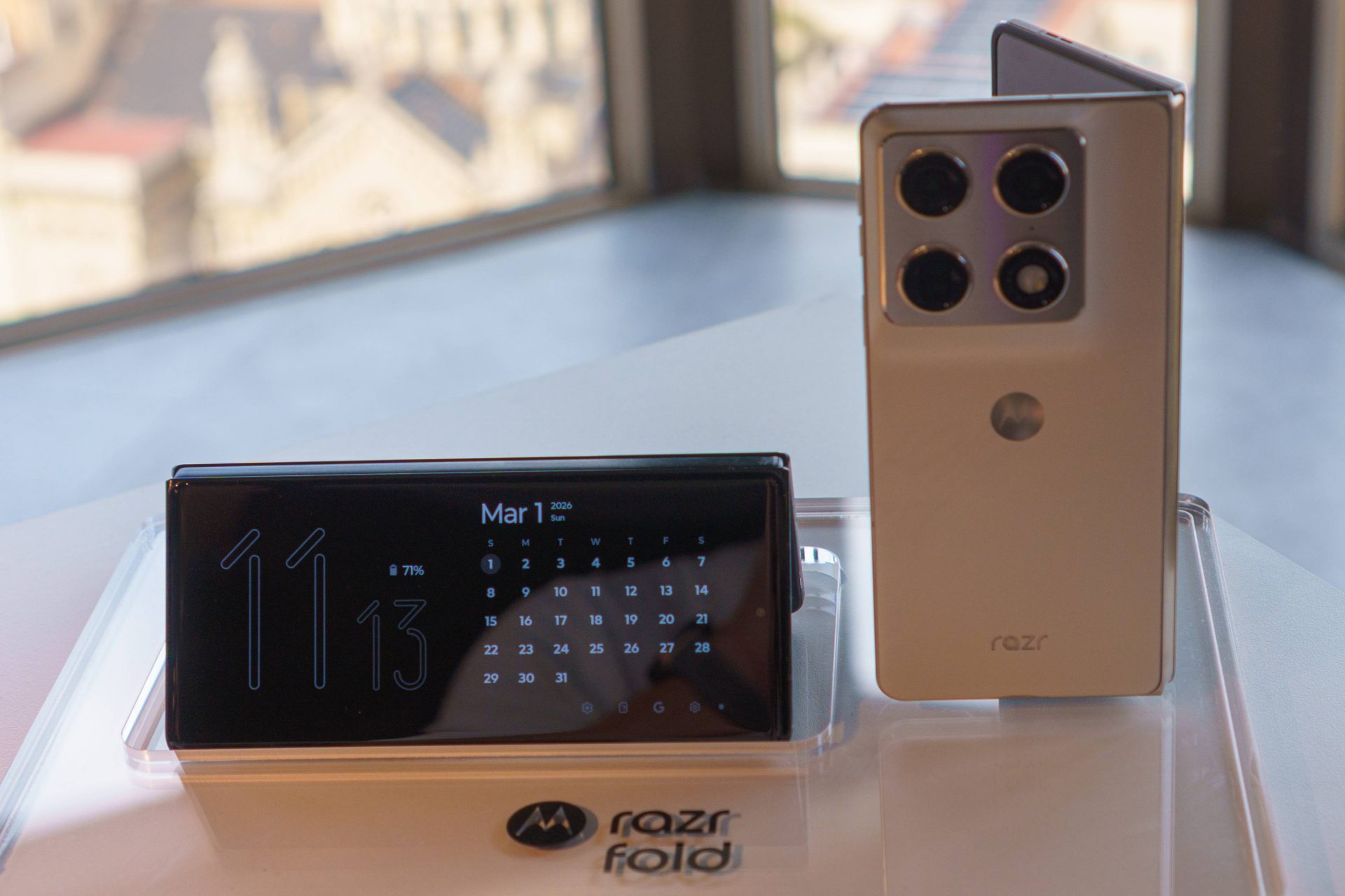 Смартфон Motorola Razr Fold: первый складной флагман бренда и старт продаж картинка Смартфон Motorola Razr Fold: старт продаж | DGL.RU